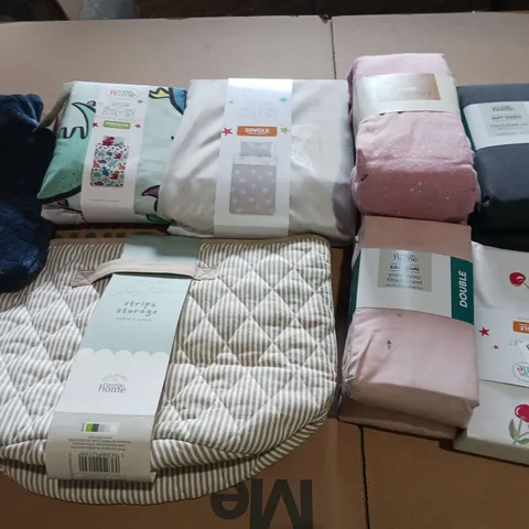 BOX OF APPROXIMATELY 15 ASSORTED BEDDING AND SOFT FURNISHING ITEMS TO INCLUDE - DUVET SETS, FITTED SHEETS, AND PILLOWCASES ETC.