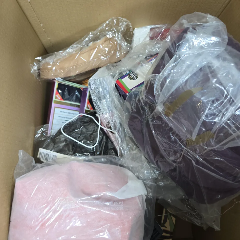 BOX OF APPROX 20 ASSORTED ITEMS TO INCLUDE SLIPPERS, JACKETS, JUMPERS, ETC 