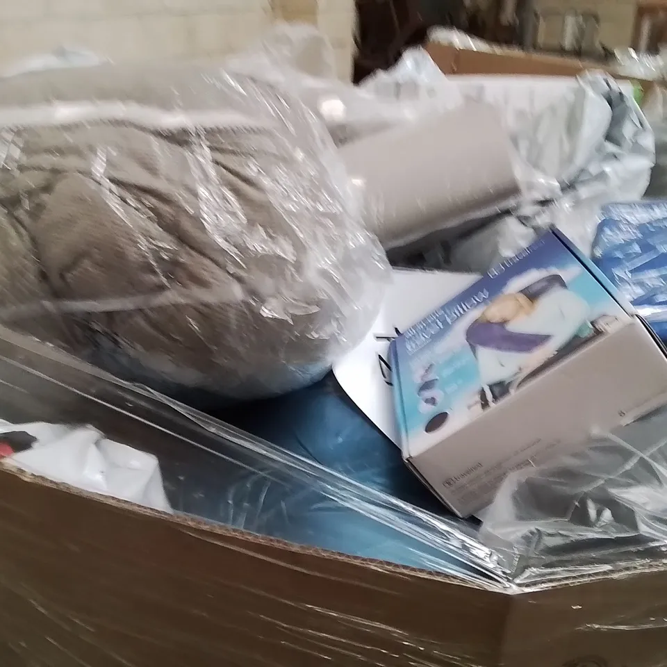 PALLET CONTAINING A LARGE QUANTITY OF PILLOWS