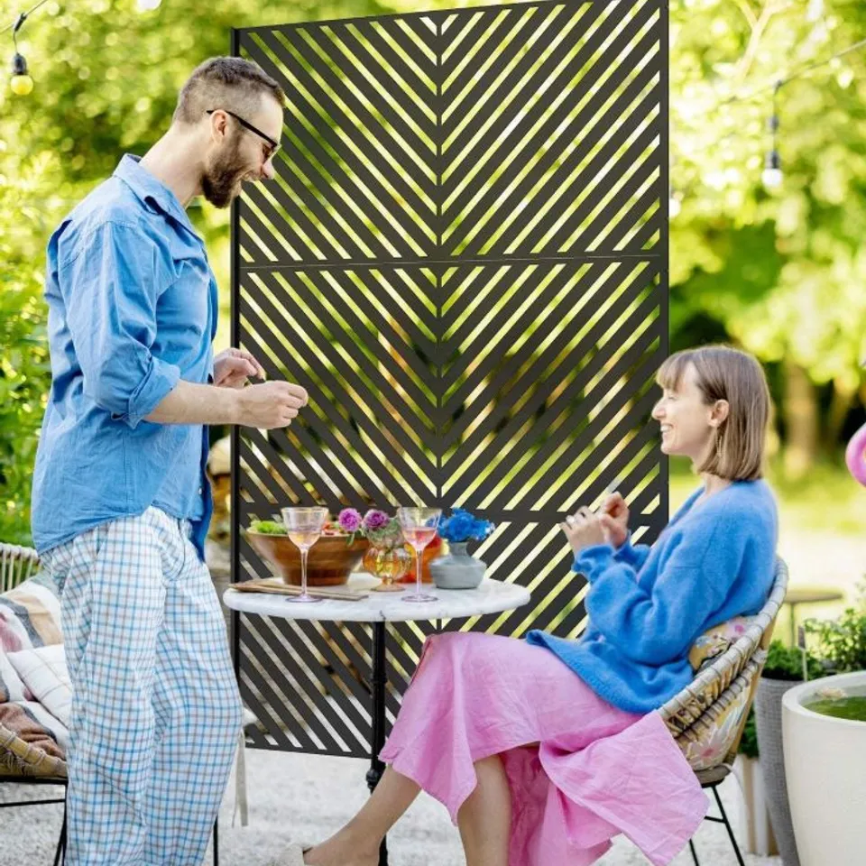 BOXED PAYDAY SALE OUTSUNNY 6.5FT DECORATIVE OUTDOOR DIVIDER, METAL PRIVACY SCREEN WITH STAND, TRIANGLE STYLE, BLACK (1 BOX)