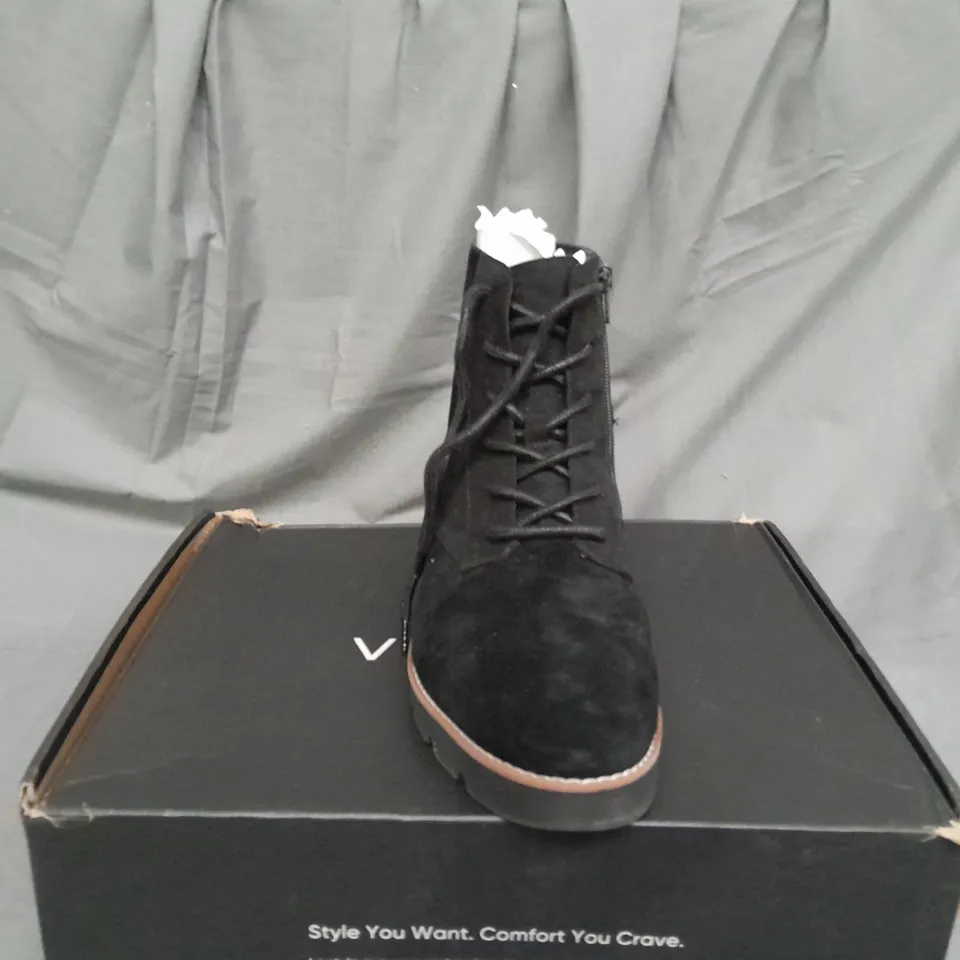 BOXED PAIR OF VIONIC LARSON LACE UP BOOTS SIZE 8