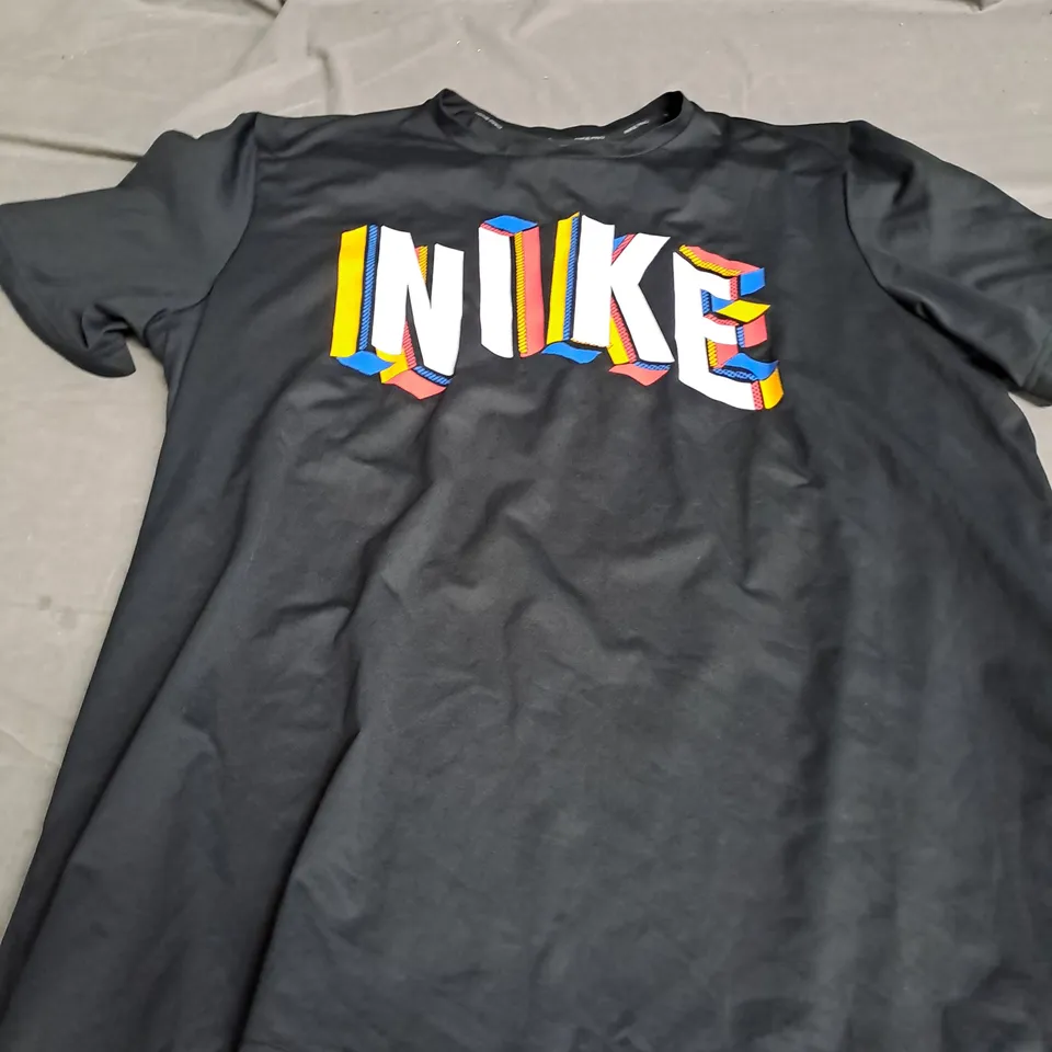 NIKE BLACK T-SHIRT SIZE M 