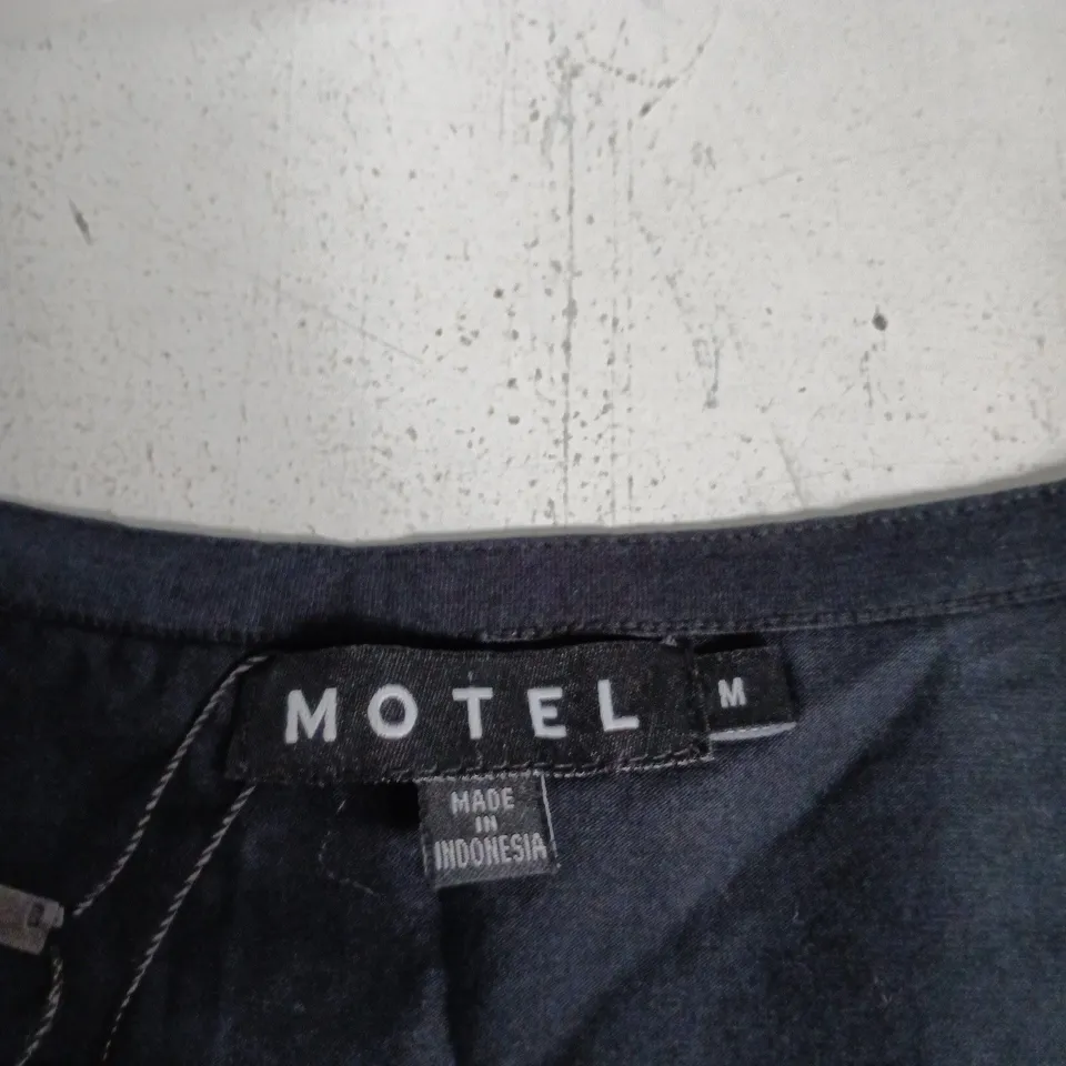 MOTEL EMBERLY PLUNGE TOP – BLACK – SIZE M