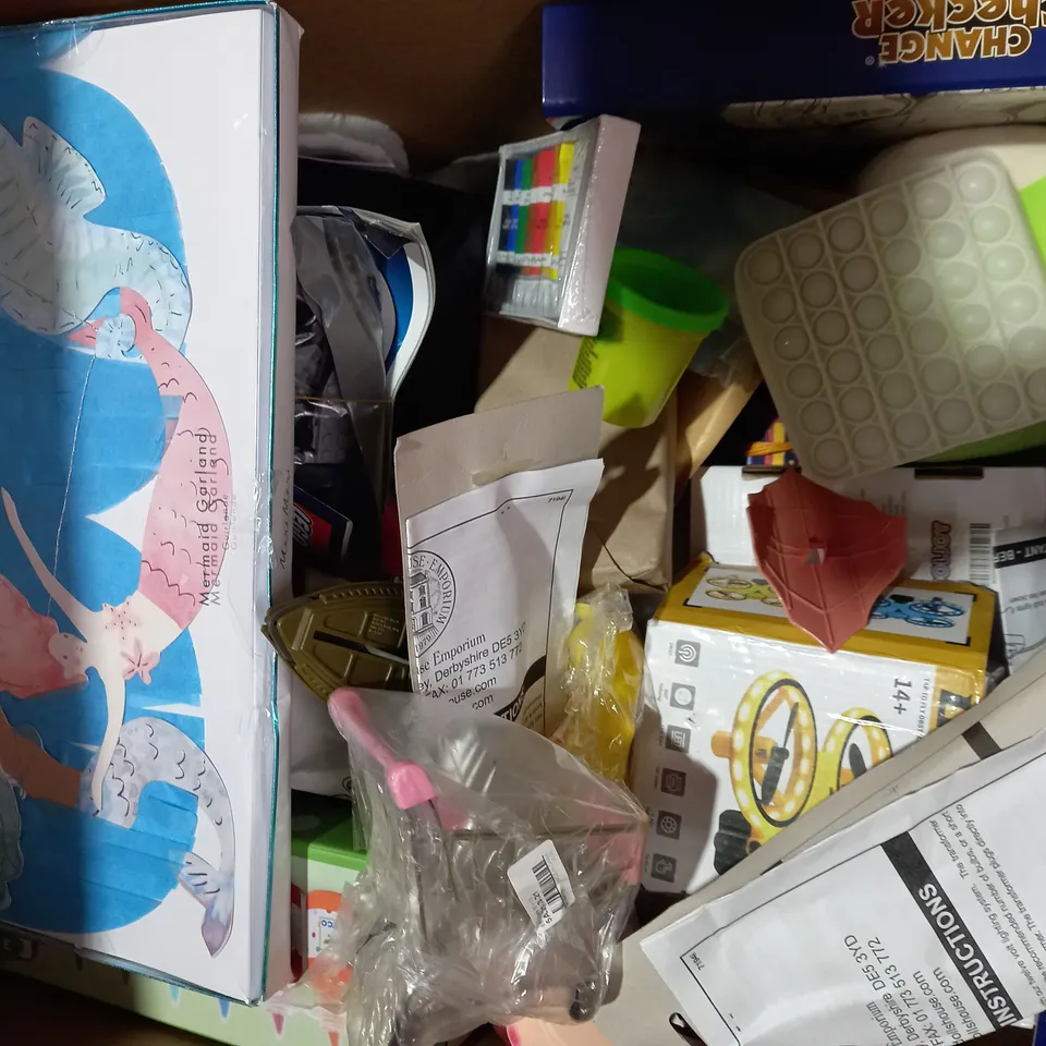BOX OF APPROXIAMTELY 15 ASSORTED TOYS AND GAMES TO INCLUDE PLAY-DOH, SILLY MONSTERS BATH TIME STICKERS, HOT WHEELS CAR, ETC