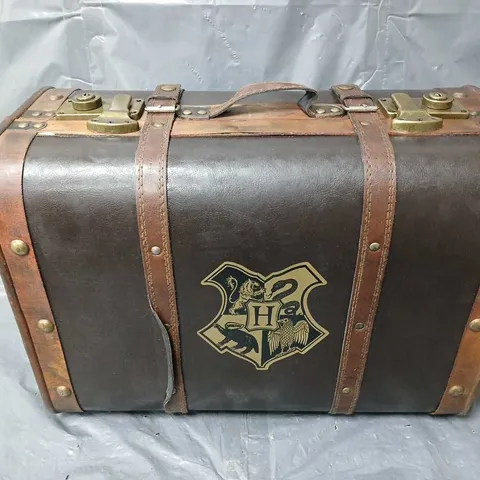 HARRY POTTER TRUNK WITH WAND, SCARF, LEAD, WAND HOLDER