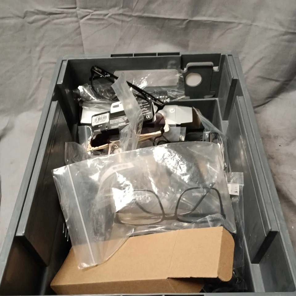 APPROXIMATELY 15 ASSORTED GLASSES/SUNGLASSES TO INCLUDE FOSTER GRANTS, ALLEGRO, SUPERFLEX ETC