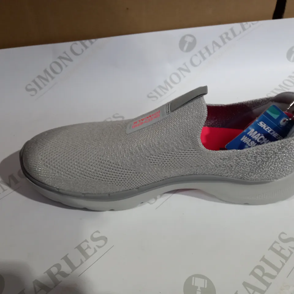 SKETCHERS GO WALK 6 SIZE 5