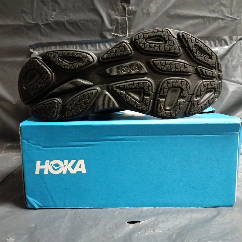 BOXED PAIR OF HOKA M BONDI 8 TRAINERS IN BLACK SIZE UK 9.5