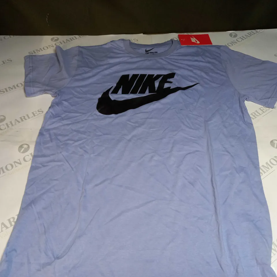 NIKE 'THE NIKE TEE' T-SHIRT IN PALE LIGHT BLUE - MEDIUM
