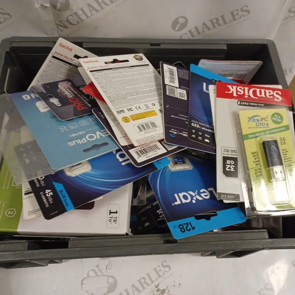 LARGE QUANTITY OF ASSORTED FLASHDRIVES AND DIGITAL STORAGE 