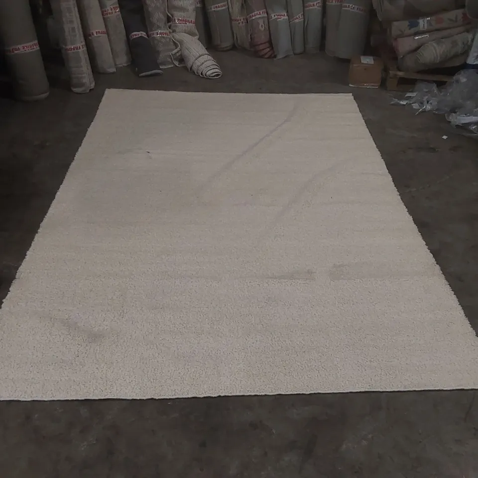 QUALITY DESIGNER FLUFFY RUG - APPROXIMATELY 290 x 200cm