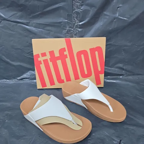 BOXED PAIR OF FITFLOP LULU LEATHER TOEPOST WHITE UK 6
