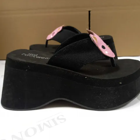 KOI BLACK/PIG DETAILED PLATFORM SANDALS