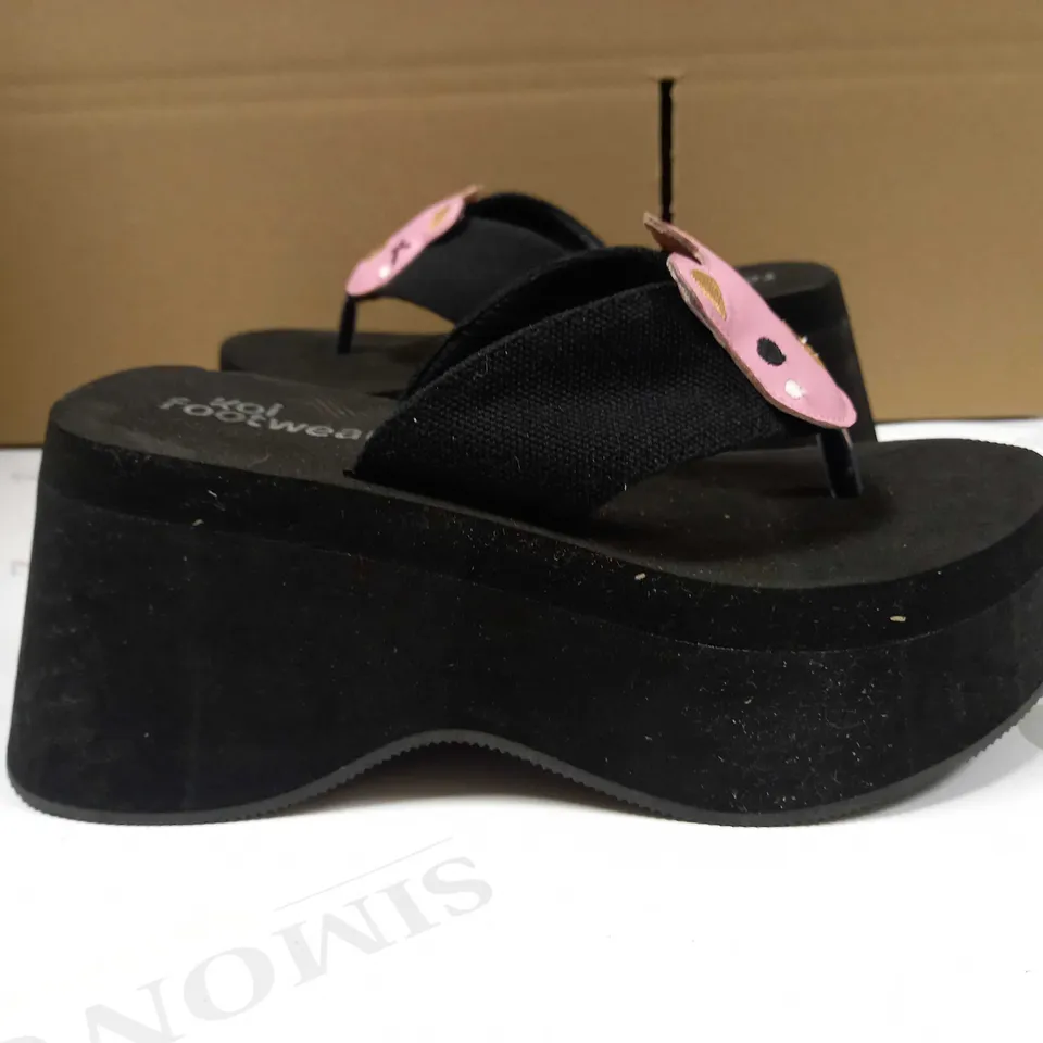 KOI BLACK/PIG DETAILED PLATFORM SANDALS