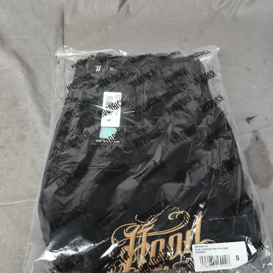 HOODRICH SCRIPT OVERSIZED OPEN HEM JOGGER – BLACK/GOLD, SIZE S