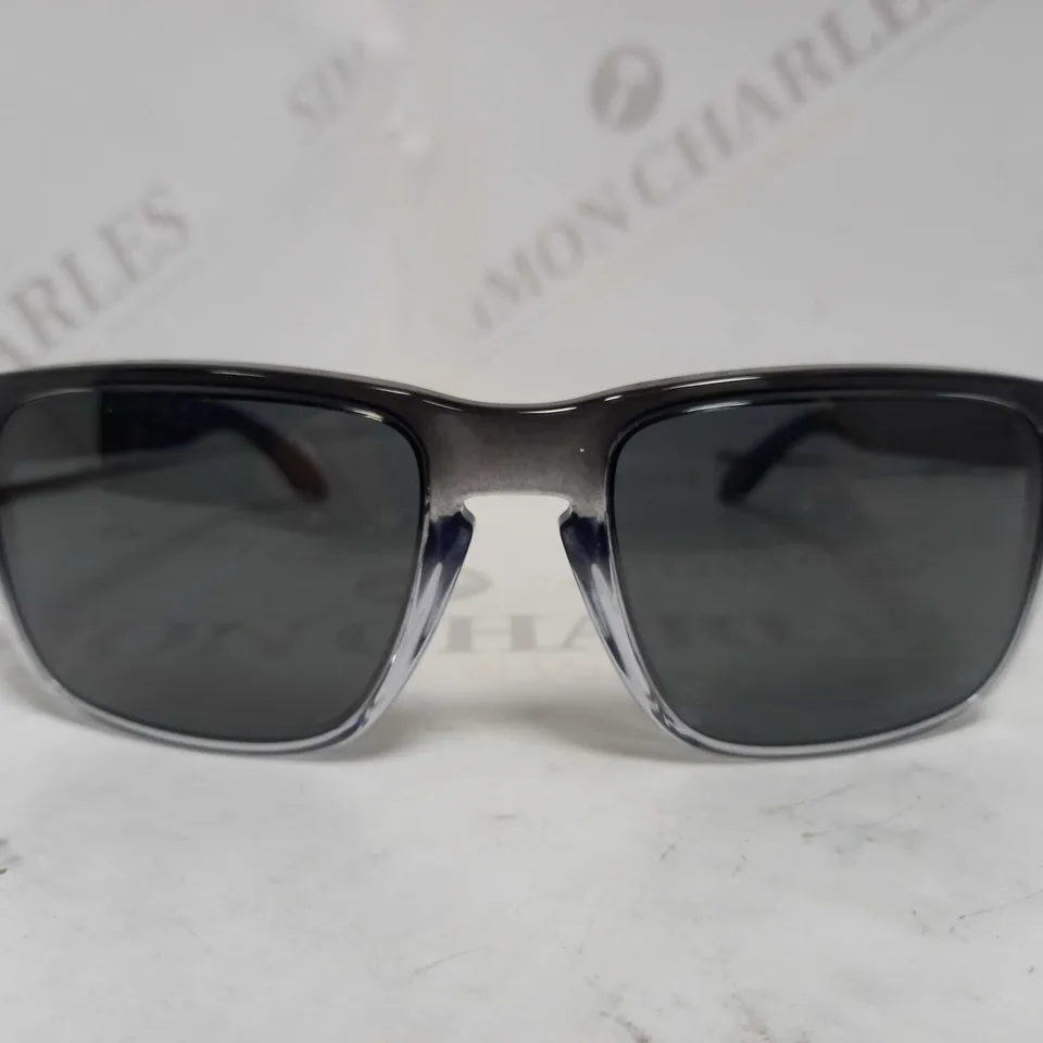 OAKLEY RECTANGULAR GREY FRAME SUNGLASSES RRP £171