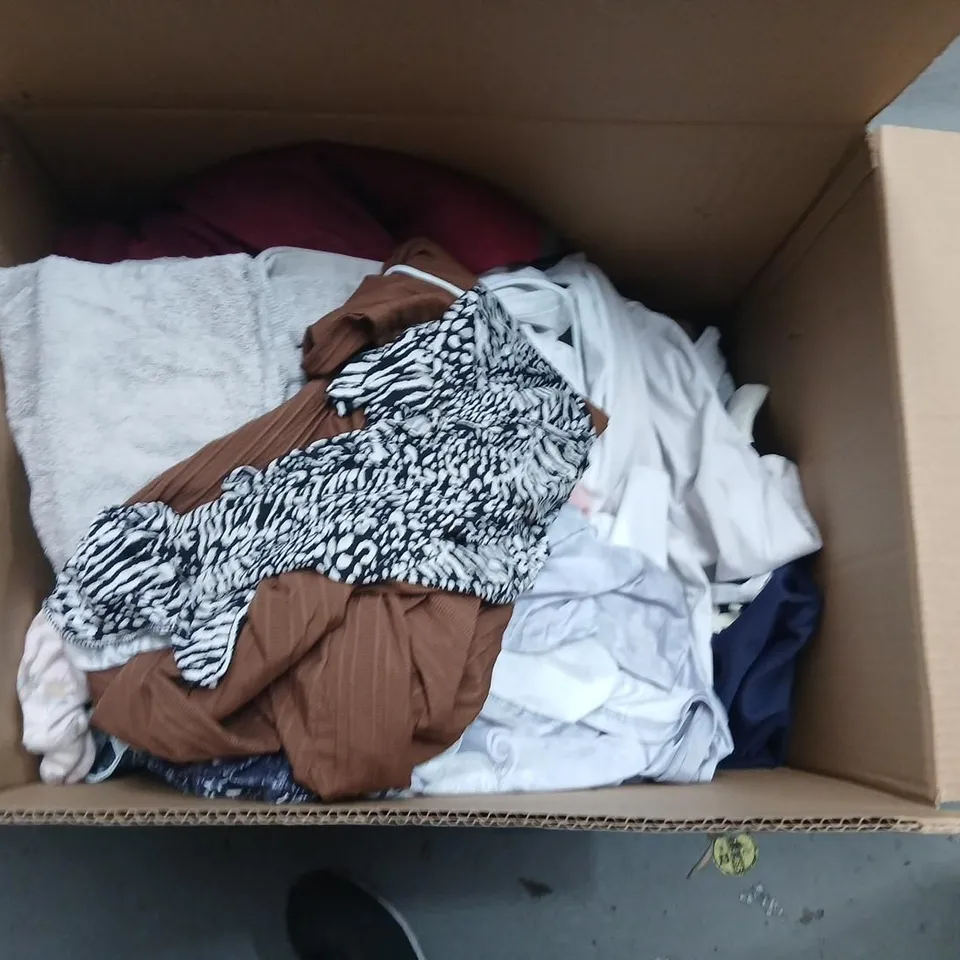 LARGE QUANTITY OF ASSORTED CLOTHING AND ACCESSORIES TO INCLUDE; TOWELS, CARDIGANS AND DRESSES