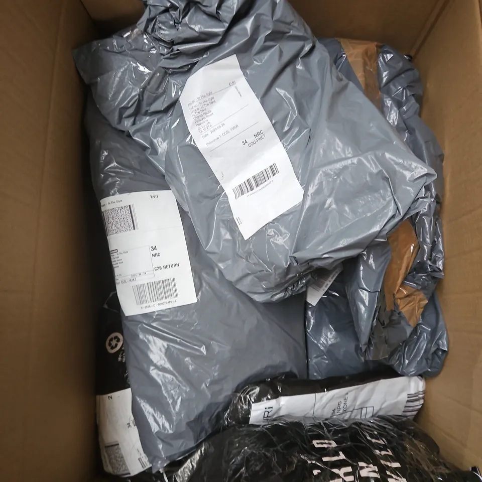 APPROXIMATELY 20 ASSORTED CLOTHING ITEMS IN VARIOUS STYLES AND SIZES 