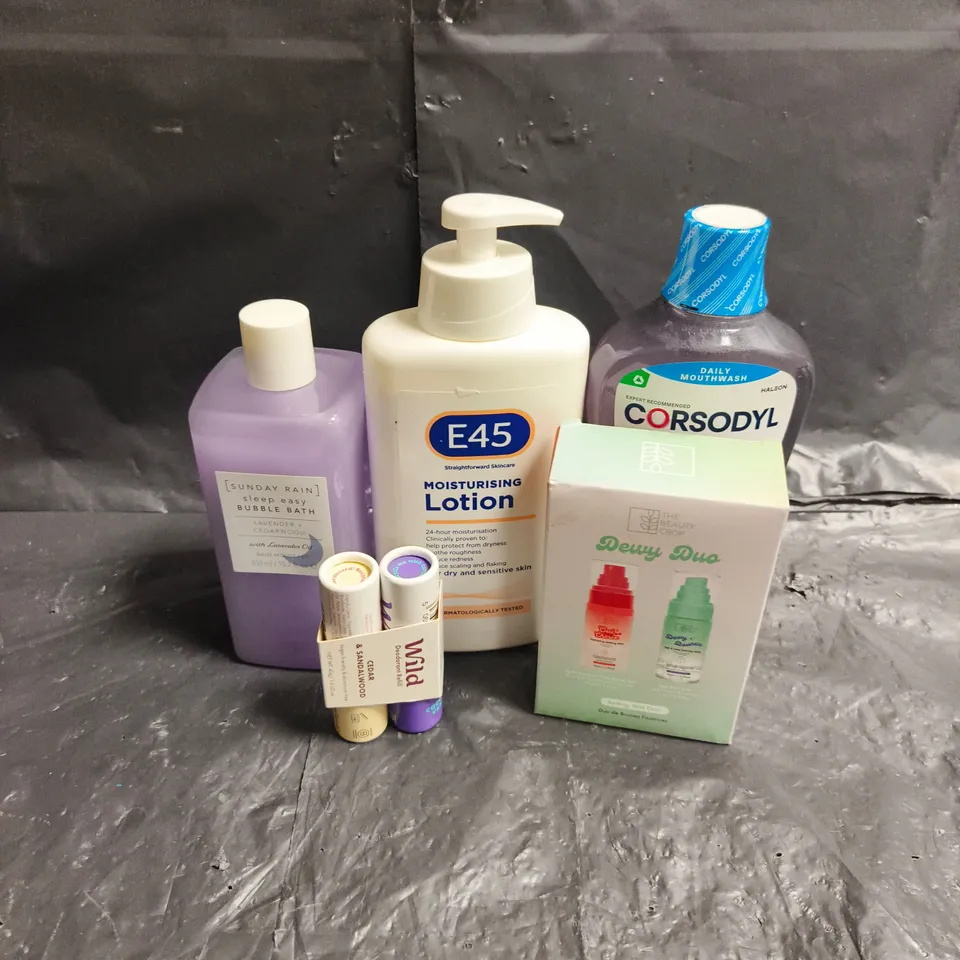 APPROXIMATEY 20 ASSORTED HEALTH AND BEAUTY PRODUCTS TO INCLUDE - E45 MOISTURISING LOTION - CORSODYL MOUTHWASH - DEWY DUO SETTING MIST - ETC