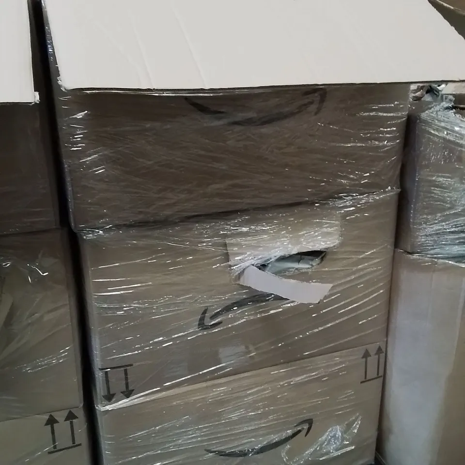 PALLET CONTAINING A LARGE QUANTITY OF PHONE CASES,SCREEN PROTECTORS 