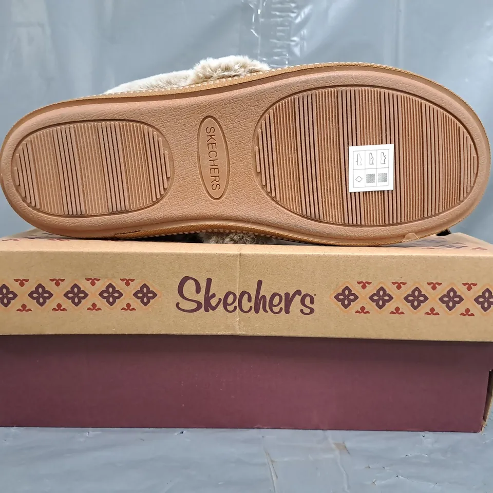 BOXED PAIR OF SKECHERS SLIPPERS IN TAN SIZE UK 7