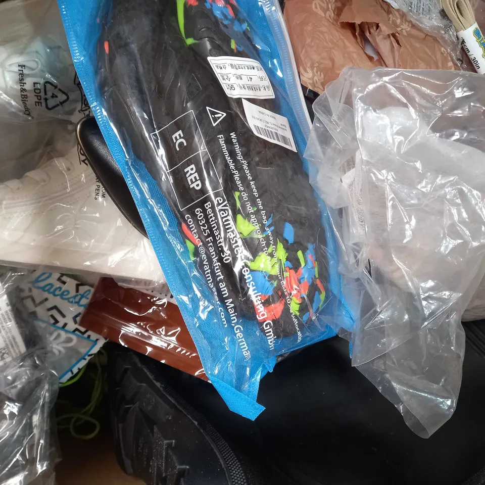 BOX OF APPROXIMATELY 15 ASSORTED PAIRS OF SHOES AND FOOTWEAR ITEMS IN VARIOUS STYLES & SIZES TO INCLUDE PRIMARK, BOOHOO, KEES, ETC