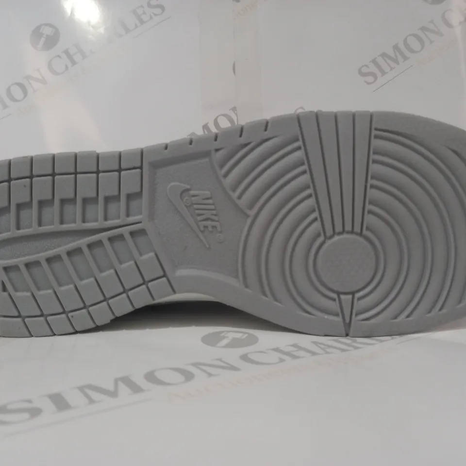 BOXED PAIR OF NIKE TRAINERS IN GREY/WHITE UK SIZE 8