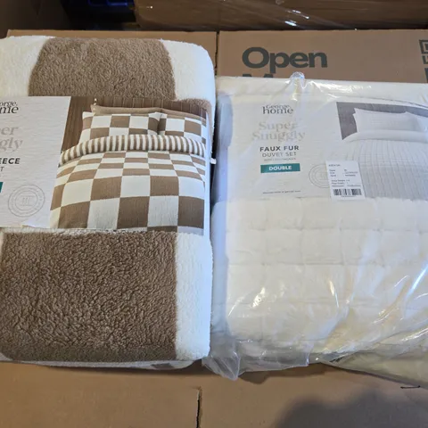 BOX OF APPROXIMATELY 4 ASSORTED BEDDING AND SOFT FURNISHING  ITEMS TO INCLUDE - FAUX FUR DUVET DOUBLE , TEDDY FLEECE DUVET SET ETC