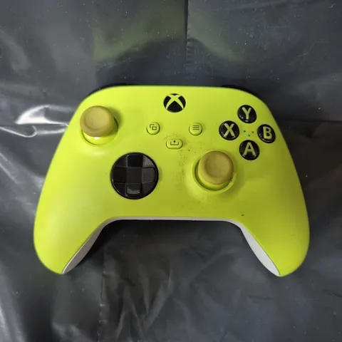 XBOX WIRELESS CONTROLLER (1914) IN ELECTRIC GREEN