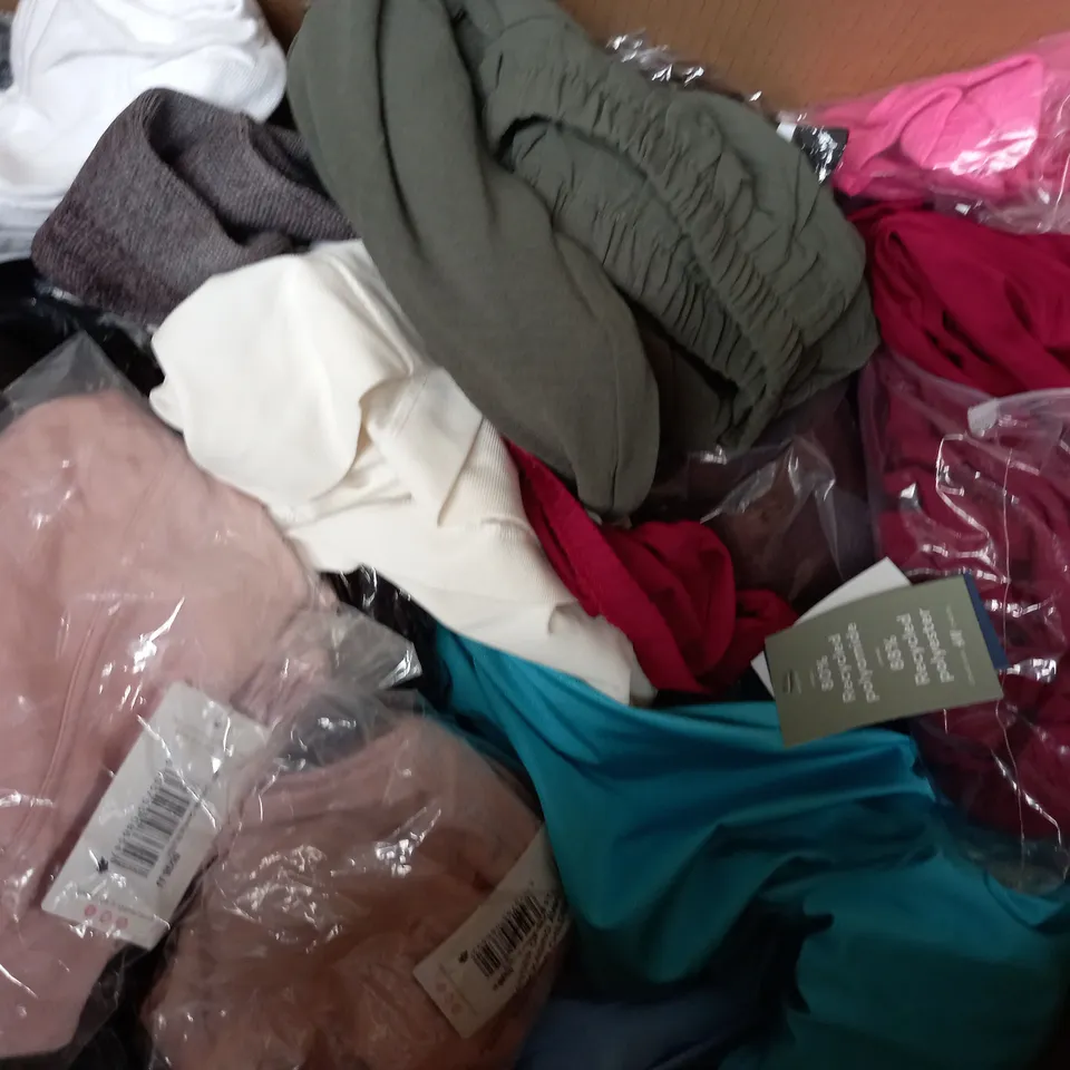 BOX OF APPROXIMATELY 20 ASSORTED CLOTHING AND FASHION ITEMS IN VARIOUS COLOURS, STYLES, AND SIZES TO INCLUDE SHEIN, TOPSHOP, ETC - COLLECTION ONLY