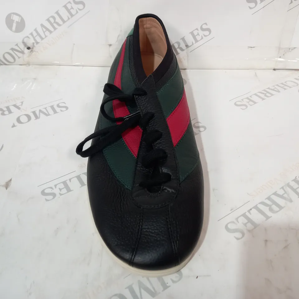 PAIR OF GUCCI SHOES IN BLACK/GREEN/RED SIZE UNSPECIFIED
