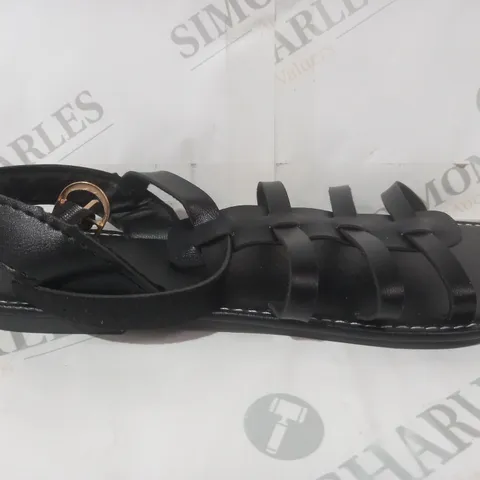 BOXED PAIR OF DESIGNER OPEN TOE FLAT STRAPPY SANDALS IN BLACK EU SIZE 42