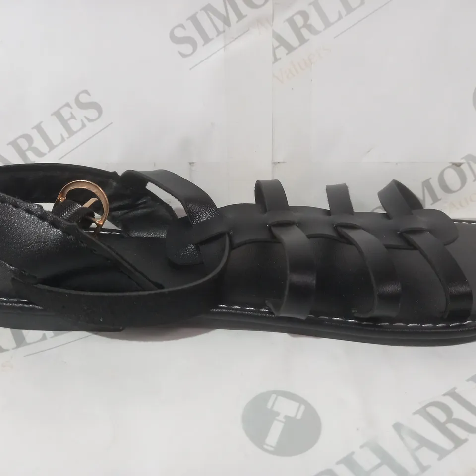 BOXED PAIR OF DESIGNER OPEN TOE FLAT STRAPPY SANDALS IN BLACK EU SIZE 42