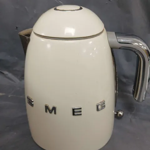 SMEG KETTLE IN CREAM 