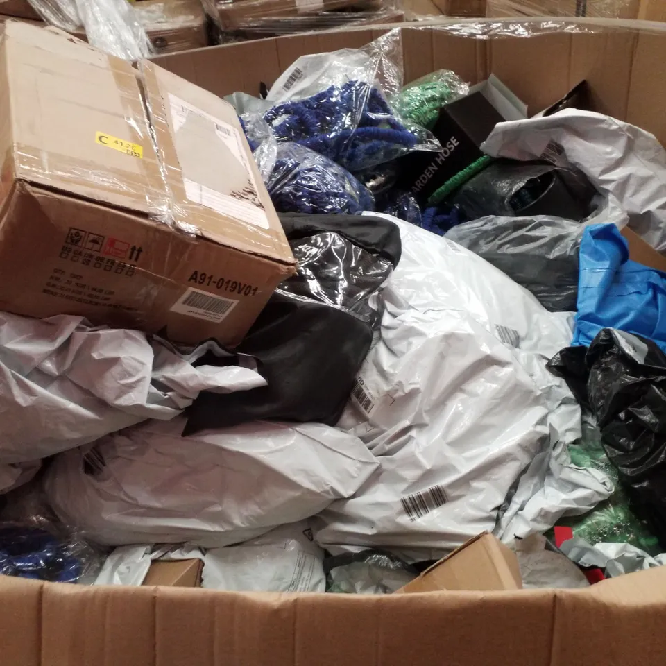 PALLET CONTAINING ASSORTED GARDEN HOSES & INFLATABLES 