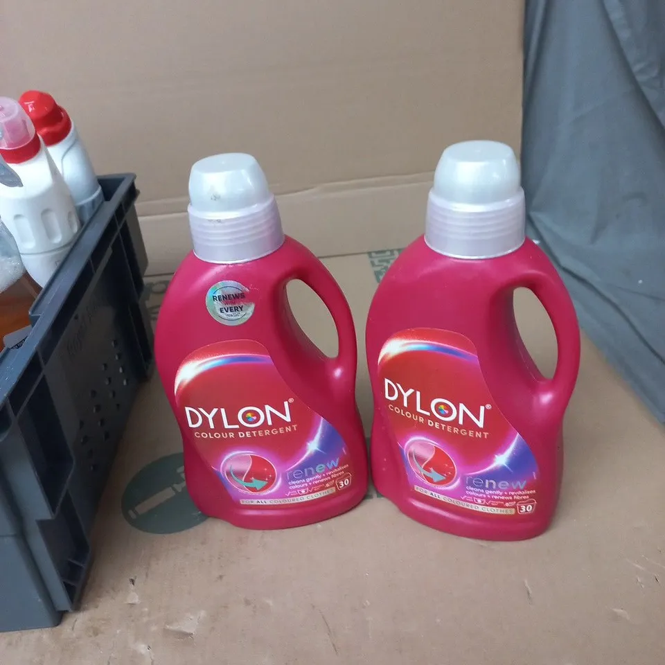 TOTE OF APPROXIMATELY 12 ASSORTED ITEMS TO INCLUDE: DYLON COLOUR DETERGENT 