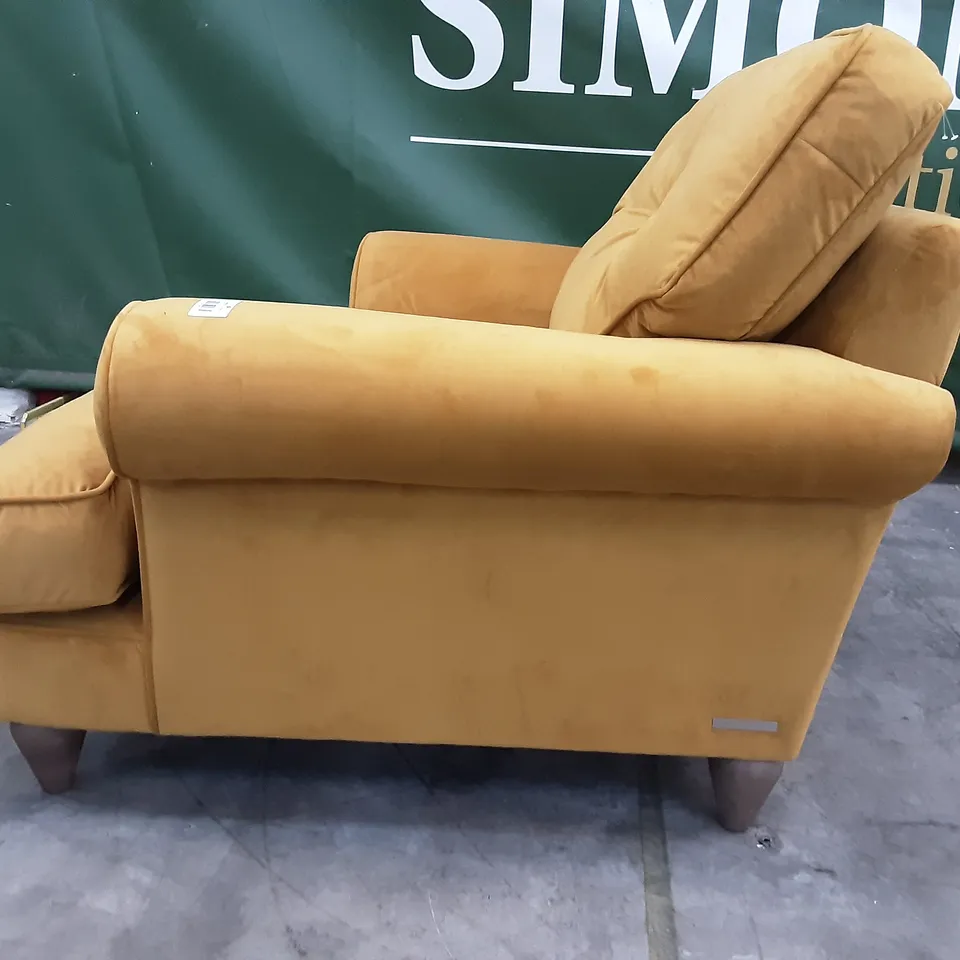 QUALITY BRITISH MANUFACTURED DESIGNER THE LOUNGE CO. BRONWYN SNUGGLER GOL204 GOLDEN SPICE /VSWENFT