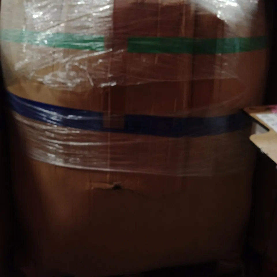PALLET CONTAINING A LARGE QUANTITY OF PILLOWS