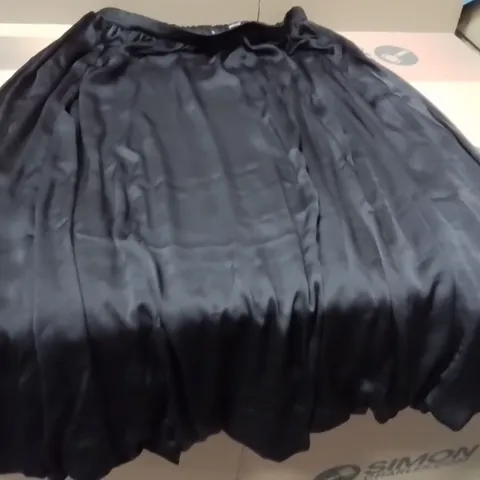 BOXED BRAND NEW APPROXIMATELY 25 JD WILLIAMS BLACK SKIRT SIZE 20