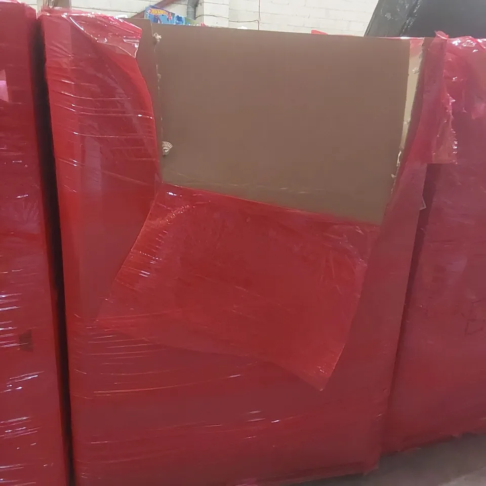 PALLET CONTAINING A LARGE QUANTITY OF ASSORTED ITEMS INCLUDING: LOGITECH KEYBOARD, BLINDS ECT