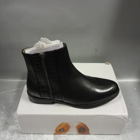 BOXED PAIR OF HUSH PUPPIES ZIP UP ANKLE BOOTS IN BLACK SIZE 6