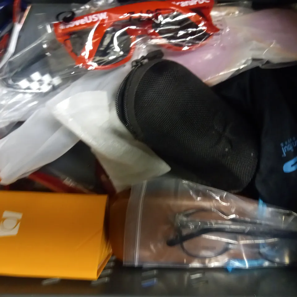 LOT OF APPROXIMATELY 20 ASSORTED EYEWEAR ITEMS, TO INCLUDE SPECTACLES, SUNGLASSES, CASES, ETC