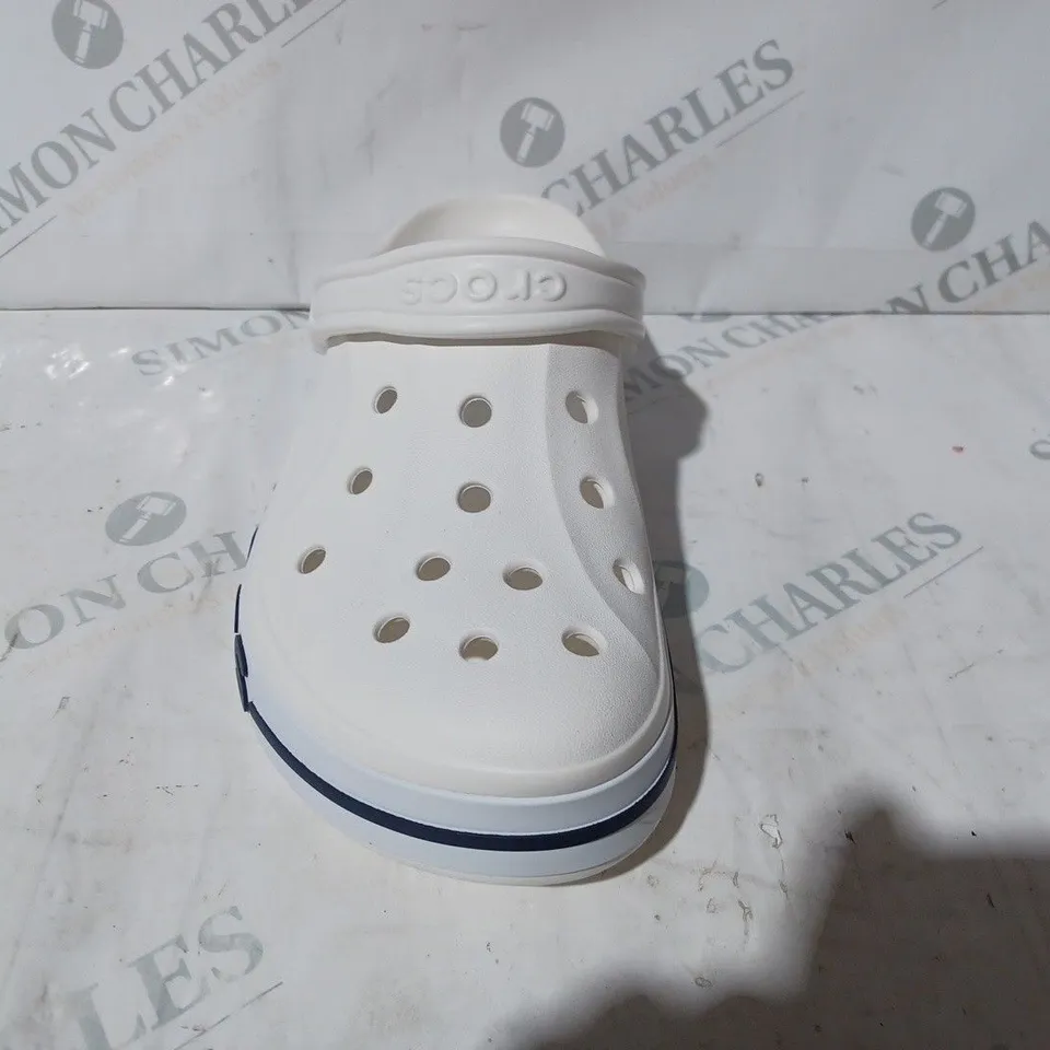 BOXED PAIR OF CROCS BAYABAND CLOGS IN WHITE SIZE M6/W7