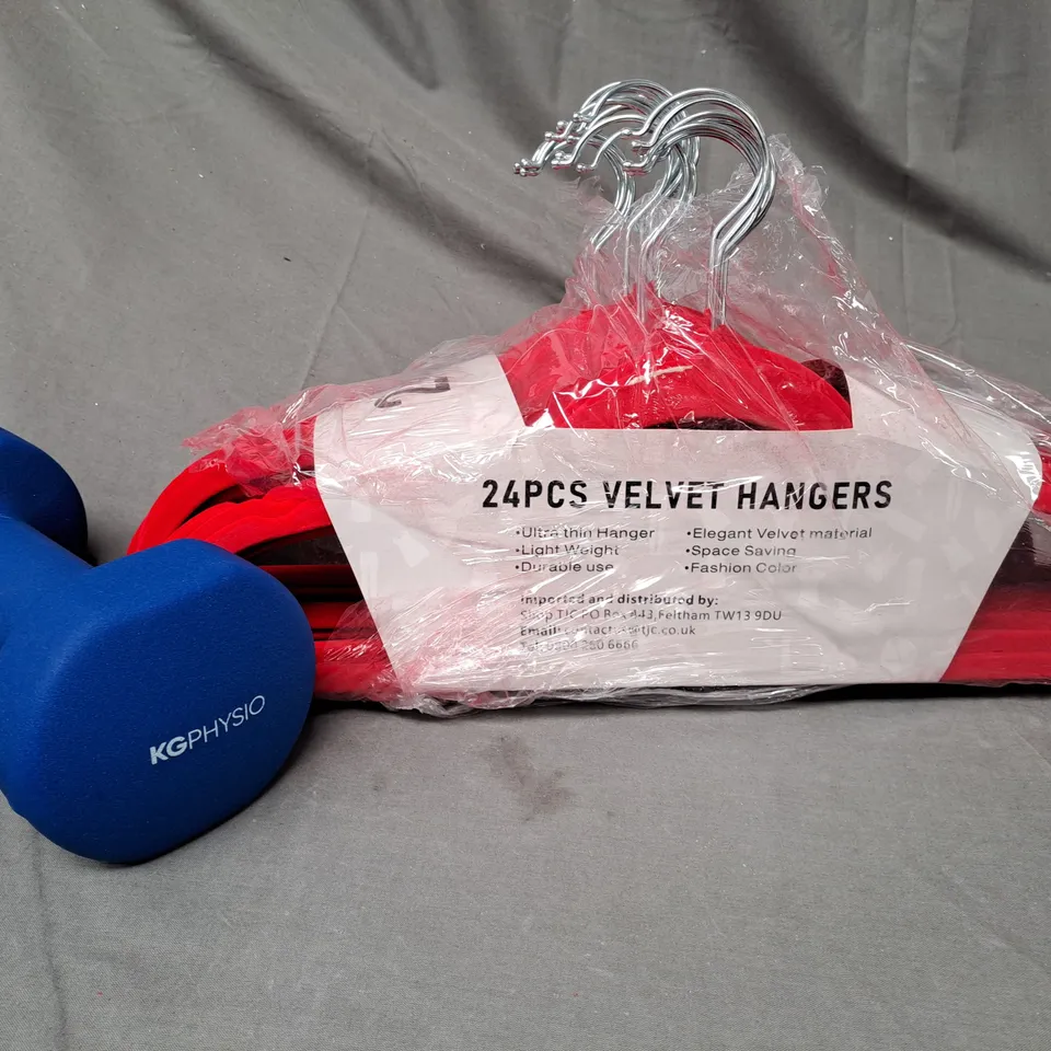 BOX OF APPROXIMATELY 20 ASSORTED HOUSEHOLD ITEMS TO INCLUDE KG PHYSIO 5KG BLUE RUBBER DUMBBELL, 24 PIECE VELVET HANGERS IN RED, ETC