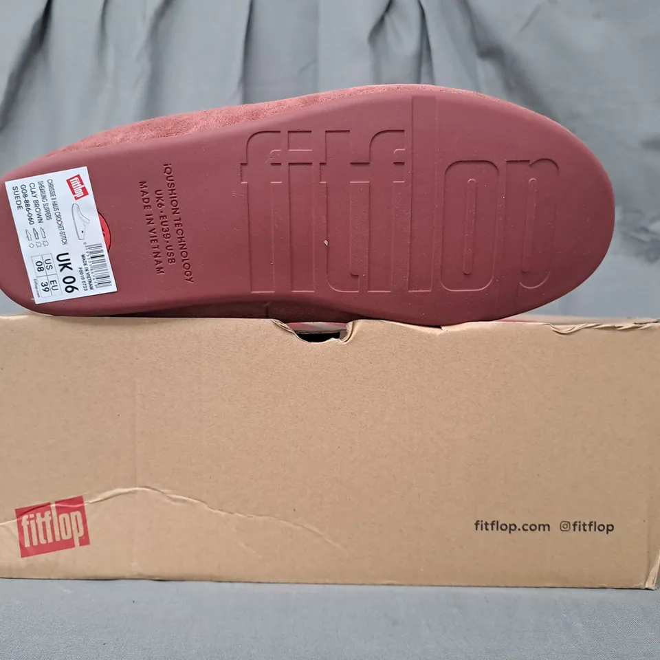 BOXED PAIR OF FITFLOP CHRISSIE II HAUS CROCHET-STITCH SHEARLING SLIPPERS IN CLAY UK SIZE 6