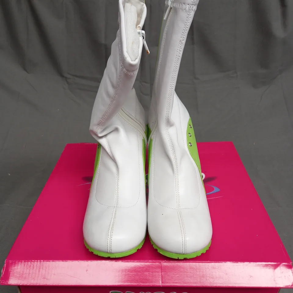 BOXED BAMBOO LEATHER BALLER HIGH HEEL SHOES IN GREEN AND WHITE SIZE 6