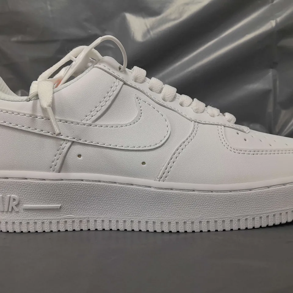 BOXED PAIR OF NIKE AIR FORCE 1 '07 SHOES IN WHITE UK SIZE 4.5