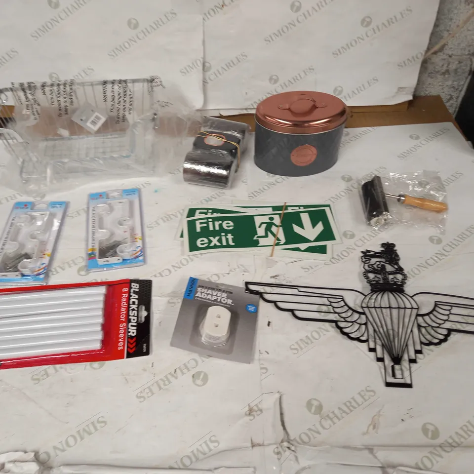 LOT OF APPROXIMATELY 20 HOUSEHOLD ITEMS TO INCLUDE LED DIGITAL DISPLAY FAN, M&S DEEP FITTED SHEE, AND KNITTING WOOL ETC. 