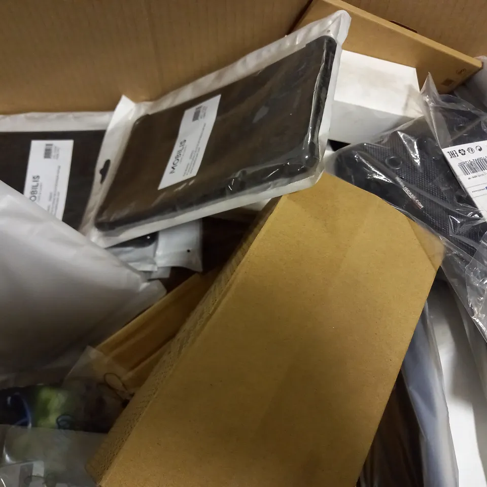 BOX OF APPROX 30 ASSORTED ITEMS TO INCLUDE - CAR NAV KIT , TAB M8 HD 2019 SCREEN PROTECTOR , MOBILIS CASE FOR GALAXY A32 5G ETC