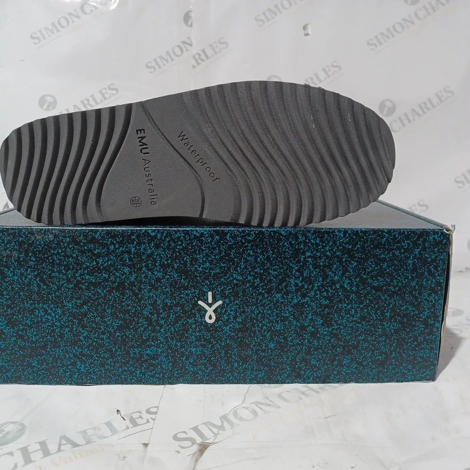 BOXED PAIR OF EMU AUSTRALIA GRAVELLY BOOTS IN CHARCOAL SIZE 7